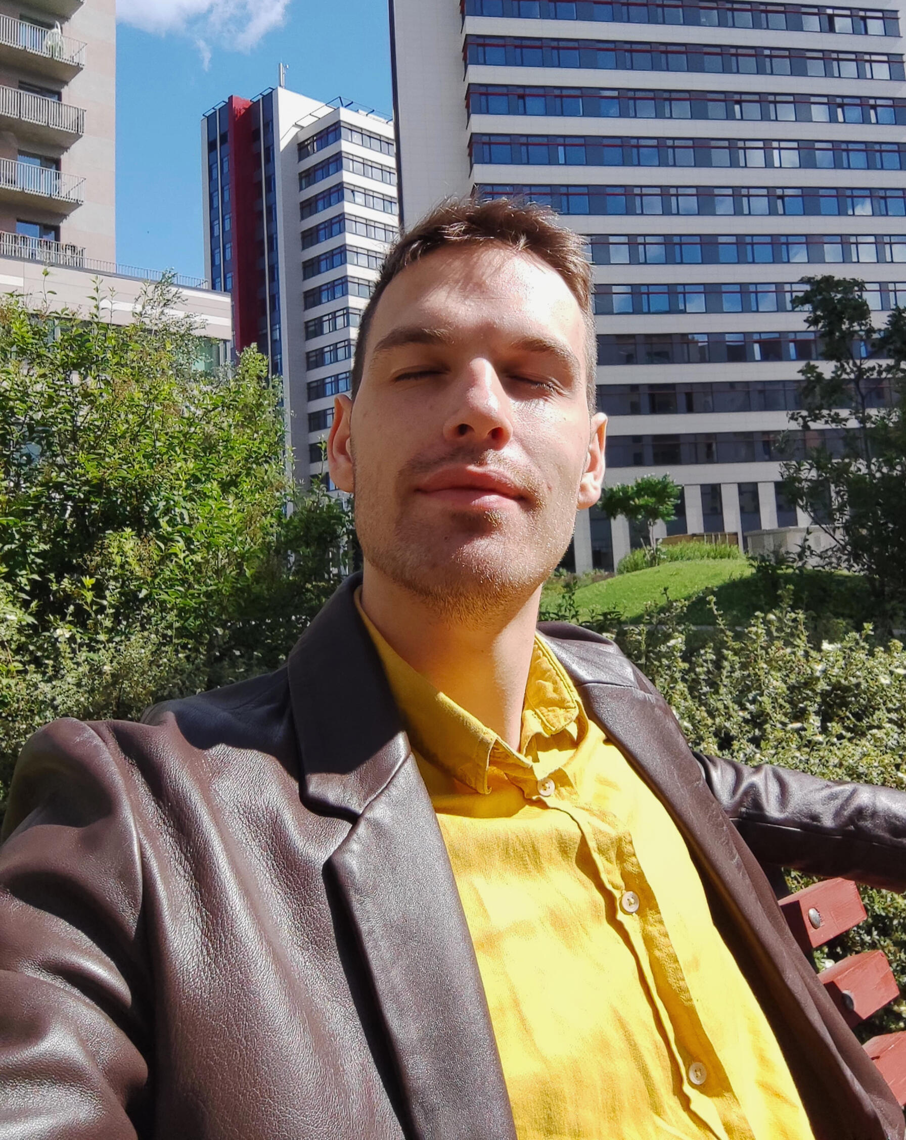 Коуч с закрытыми глазами на солнце. Состояние покоя и внутренней опоры.