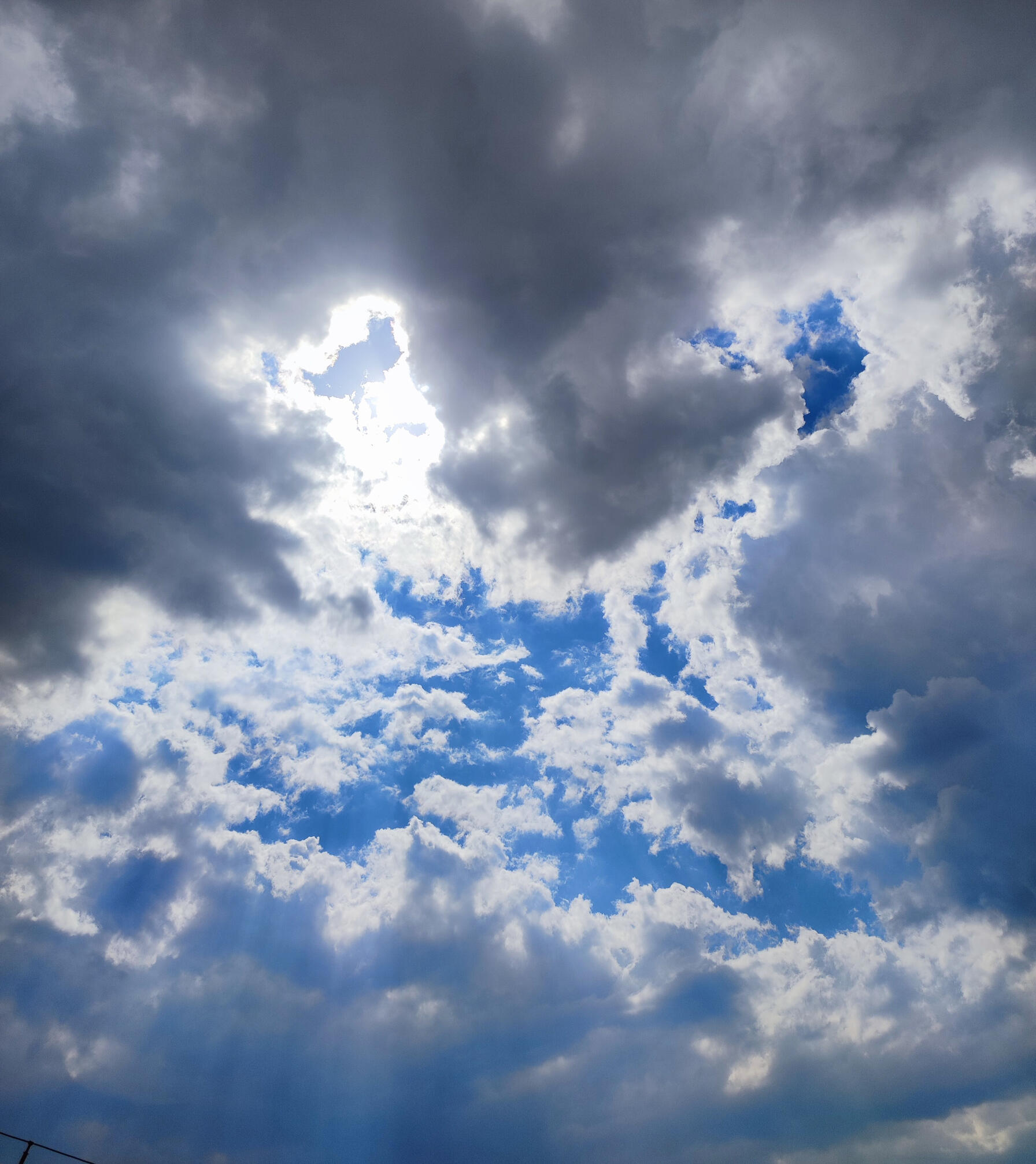 Когда всё кажется затянутым — но внутри уже появляется свет. Солнечный просвет в плотных облаках. Символ поиска, надежды и внутреннего света.